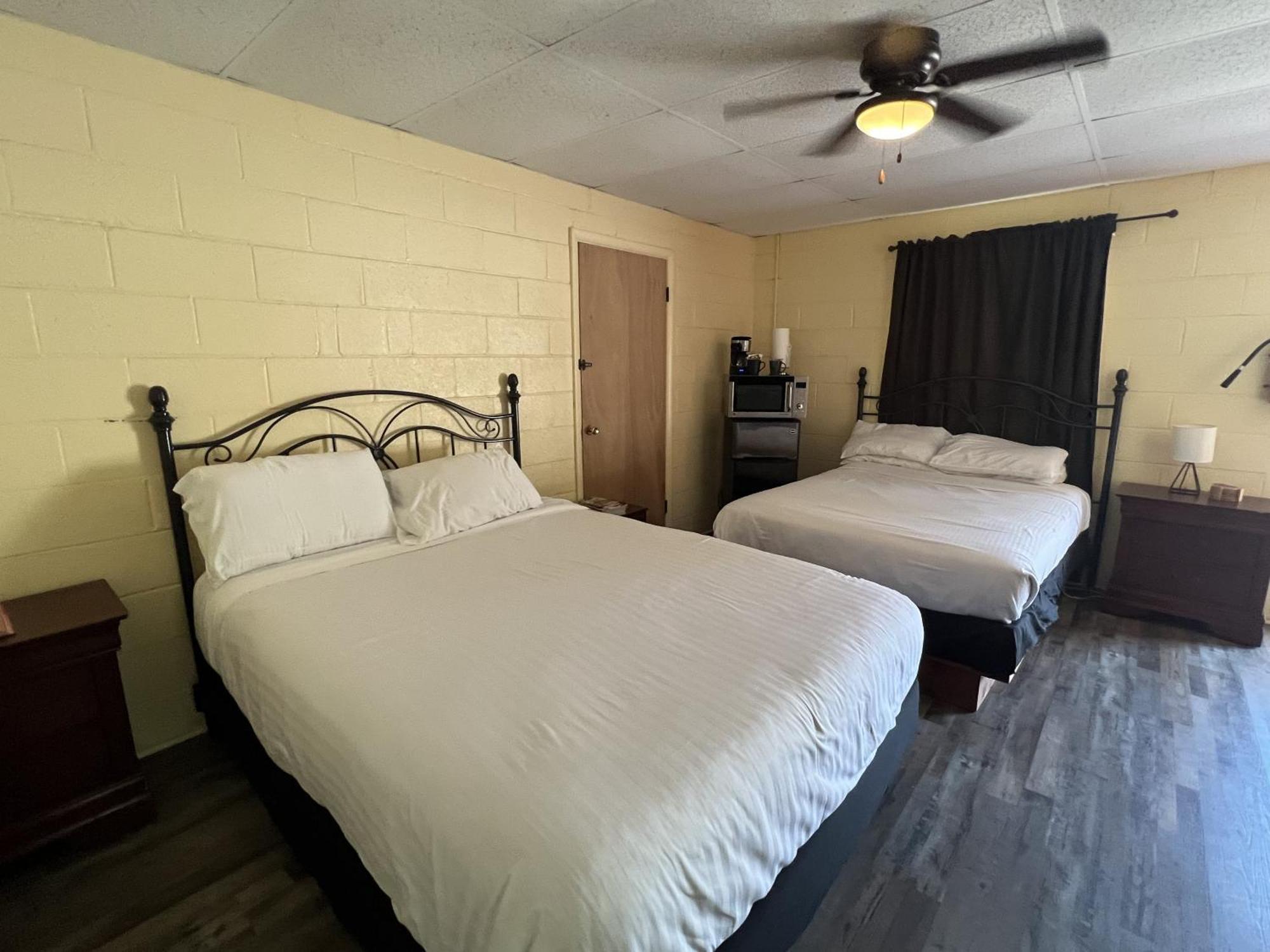 Ji11, Queen Guest Room At The Joplin Inn At The Entrance To Mountain Harbor Resort Hotel Room Mount Ida Bagian luar foto