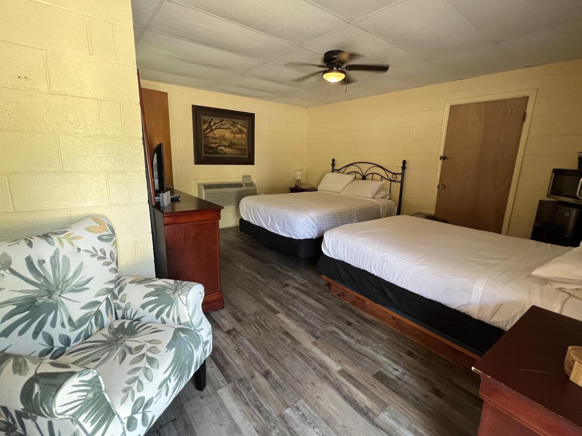 Ji11, Queen Guest Room At The Joplin Inn At The Entrance To Mountain Harbor Resort Hotel Room Mount Ida Bagian luar foto