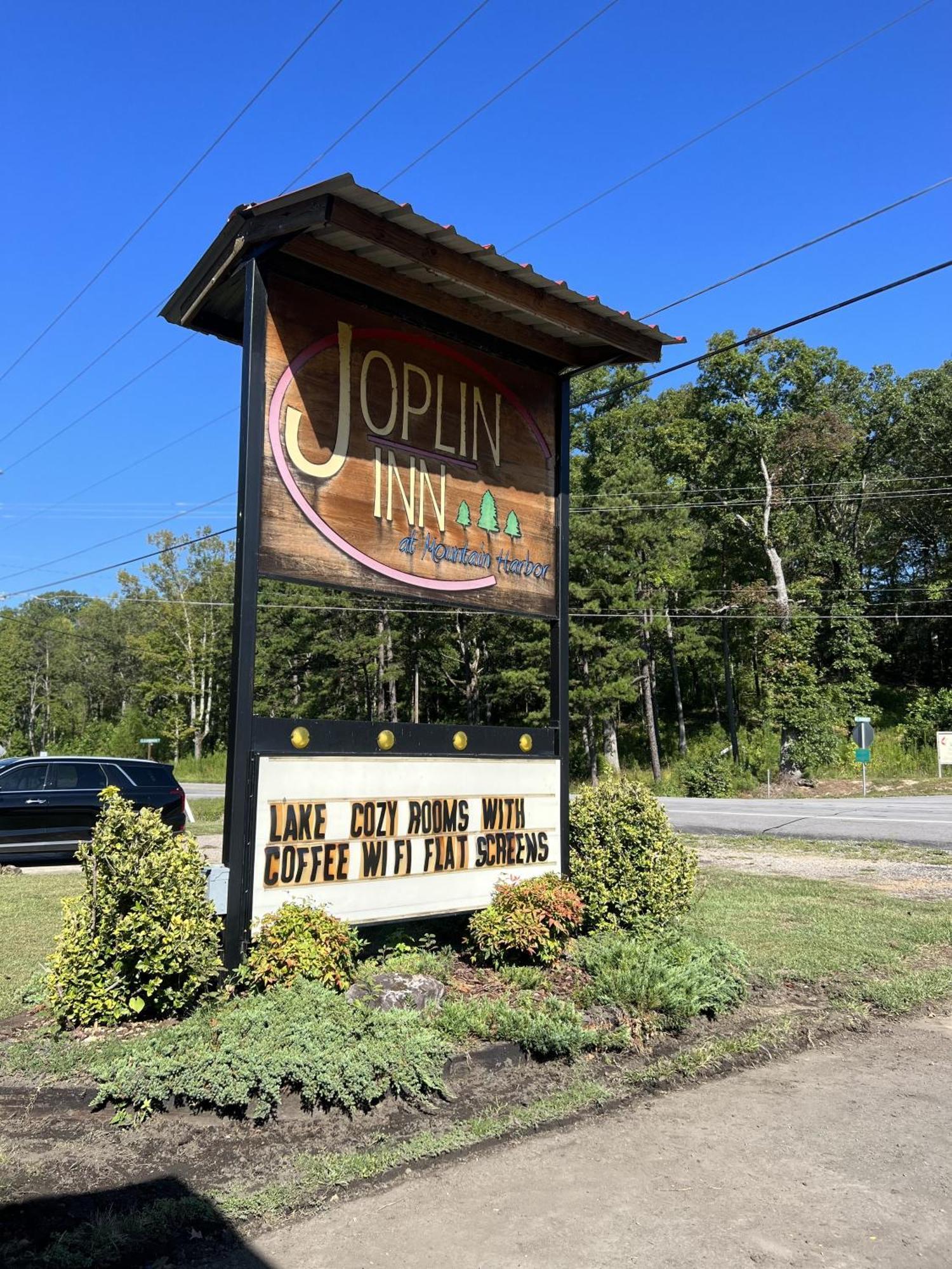 Ji11, Queen Guest Room At The Joplin Inn At The Entrance To Mountain Harbor Resort Hotel Room Mount Ida Bagian luar foto